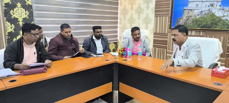 Giridih News: विधायक सुदिव्य कुमार ने की विकास योजनाओं की समीक्षात्मक बैठक