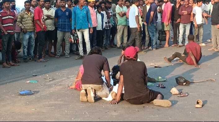 Seraikela news : कारवां बस के धक्के से बाइक सवार राजनगर के युवक की मौत, साथी गंभीर, लाश के साथ सड़क पर बैठे ग्रामीण