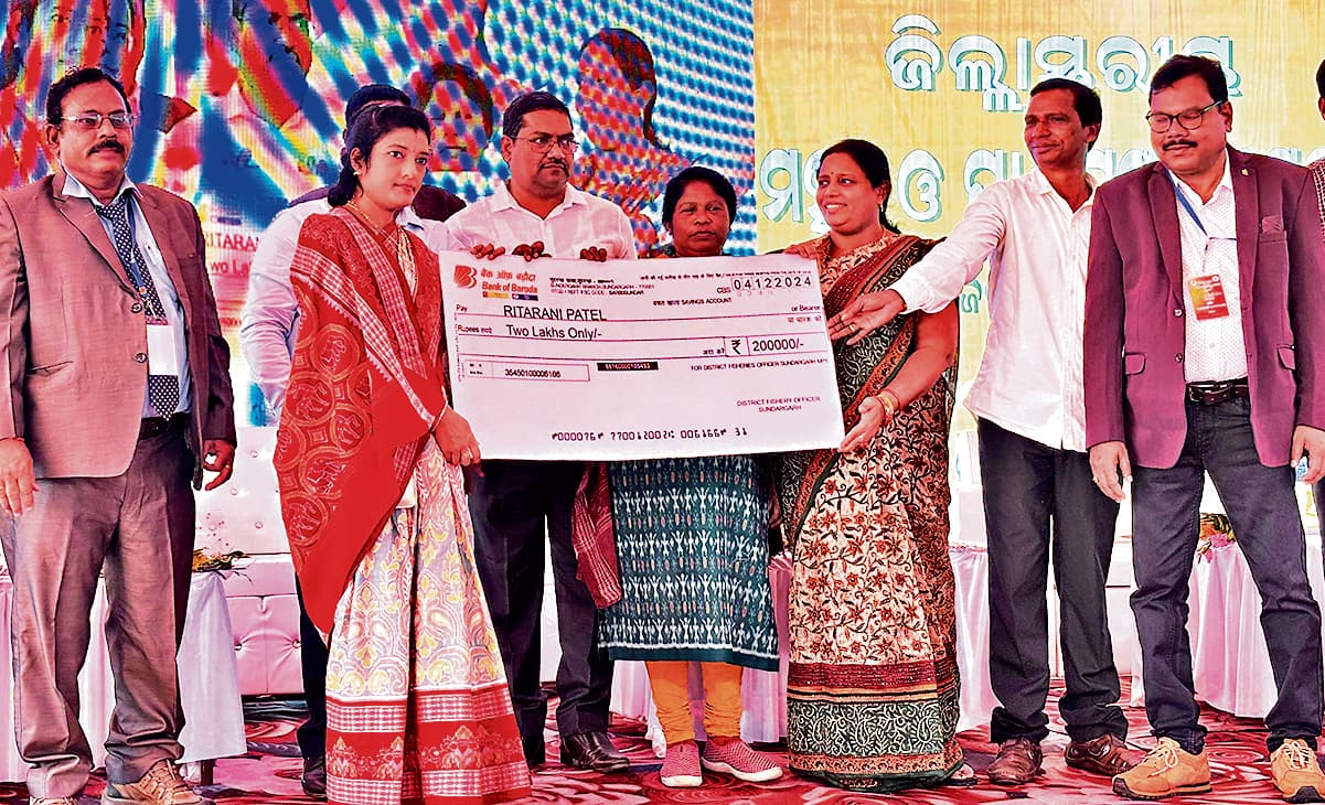 Sundergarh News: मत्स्य एवं पशुधन विभाग की कल्याणकारी योजनाओं से जीवन सुधारें किसान : जिलाधीश