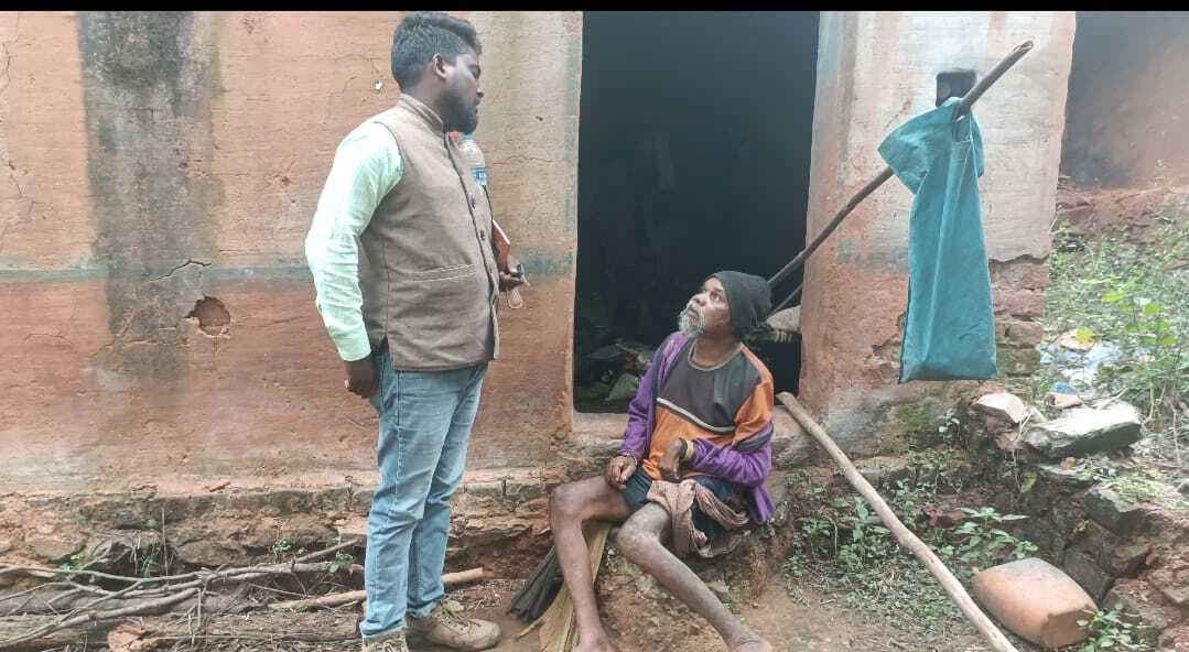 East Singhbhum : जिंदगी और मौत से जंग लड़ रहा डुमरिया का रेंटा मुर्मू