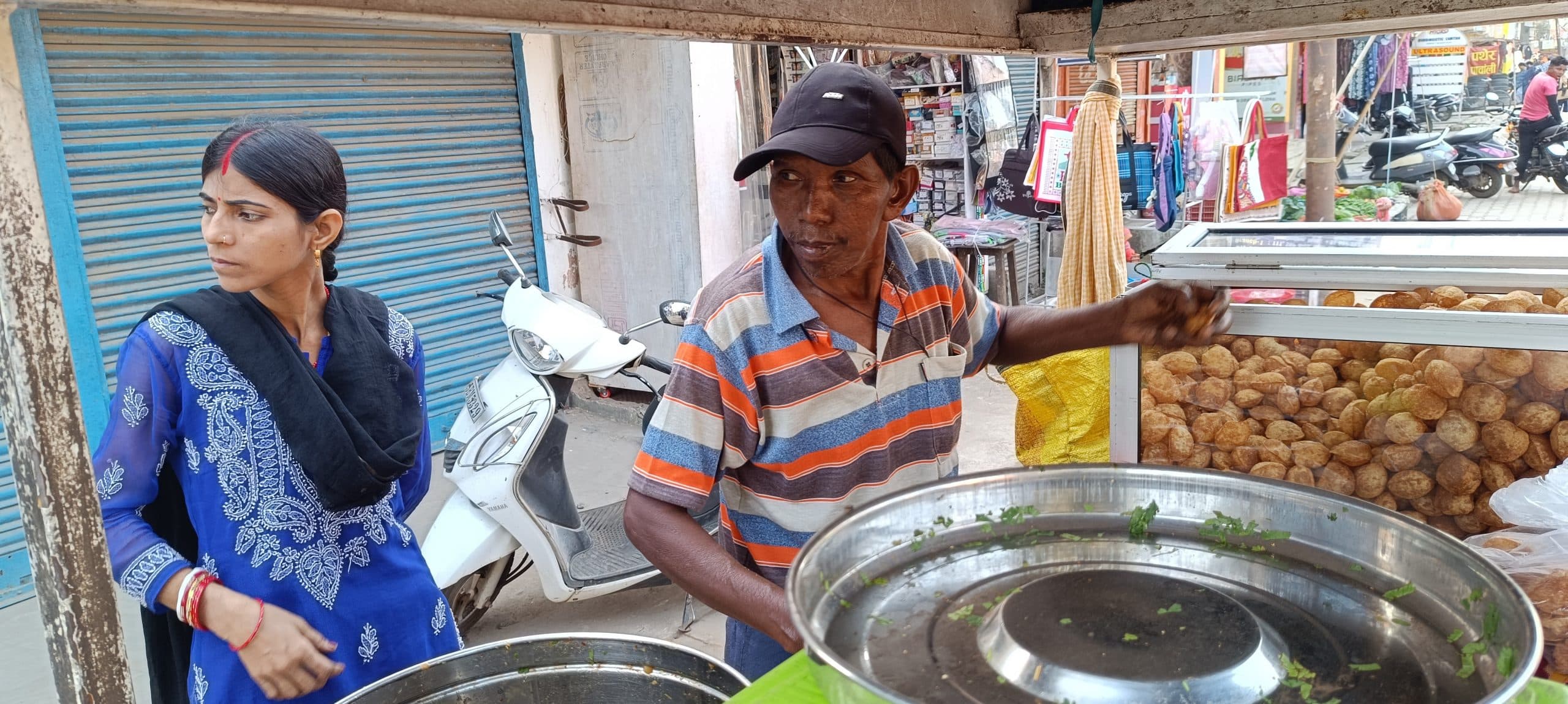 East Singhbhum : आलू का भाव चढ़ते ही छोटा हो गया समोसा