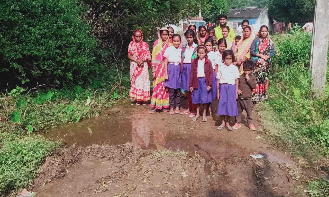 East Singhbhum : पाइप फटने से दर्जनों घरों में जलापूर्ति ठप, सड़क पर बह रहा पानी