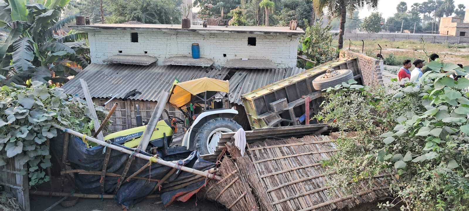 सड़क किनारे मकान पर पलट गया बालू लोड ट्रैक्टर, दो जख्मी