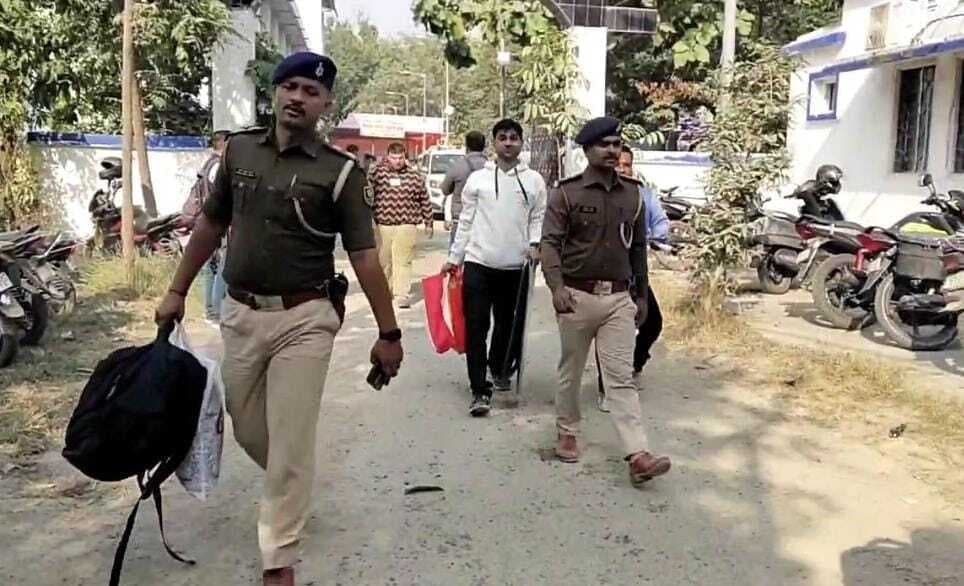 197 पोलिंग स्टेशन पर आज स्नातक उपचुनाव, पोलिंग पार्टी रवाना