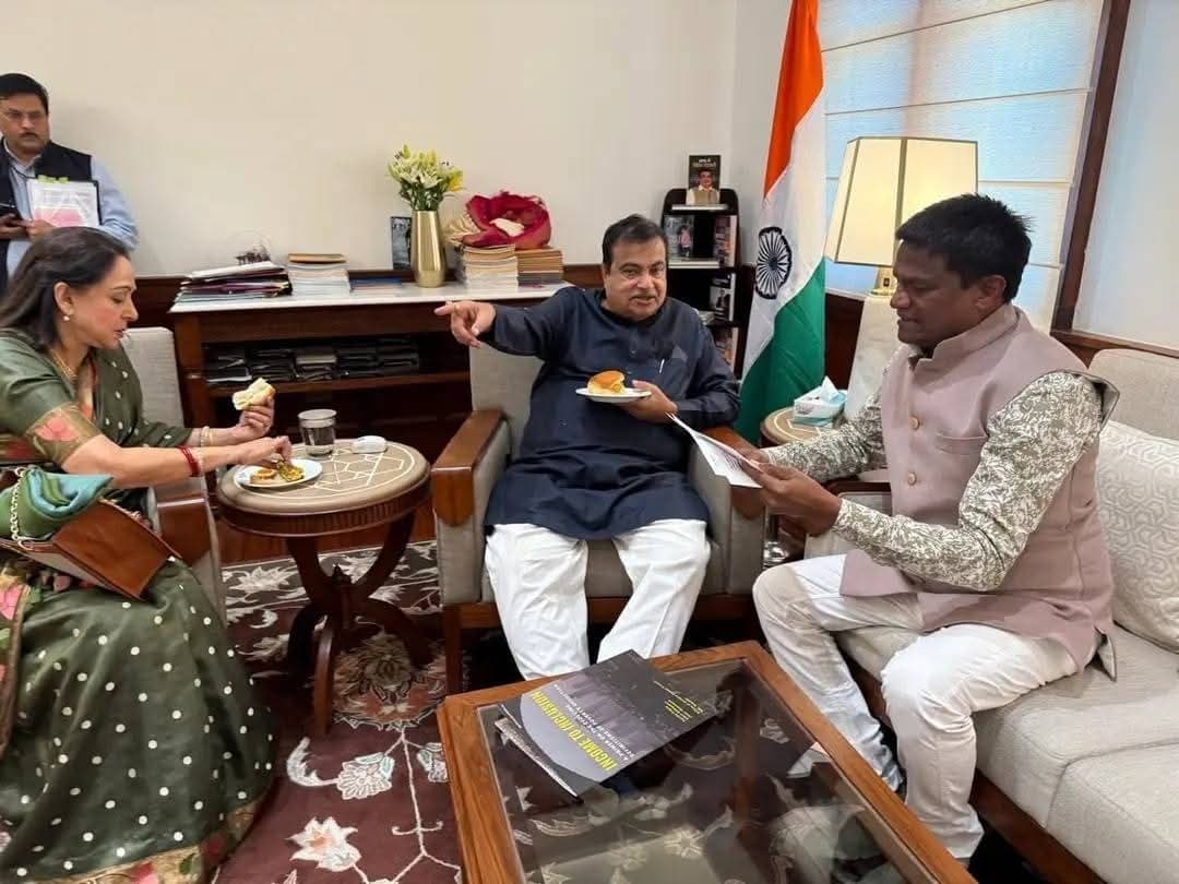 Dhanbad news : हेमा मालिनी को साथ ले केंद्रीय मंत्री गडकरी से मिले सांसद ढुलू महतो