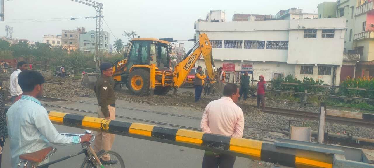 छह घंटे बंद रही बीबीगंज रेलवे गुमटी