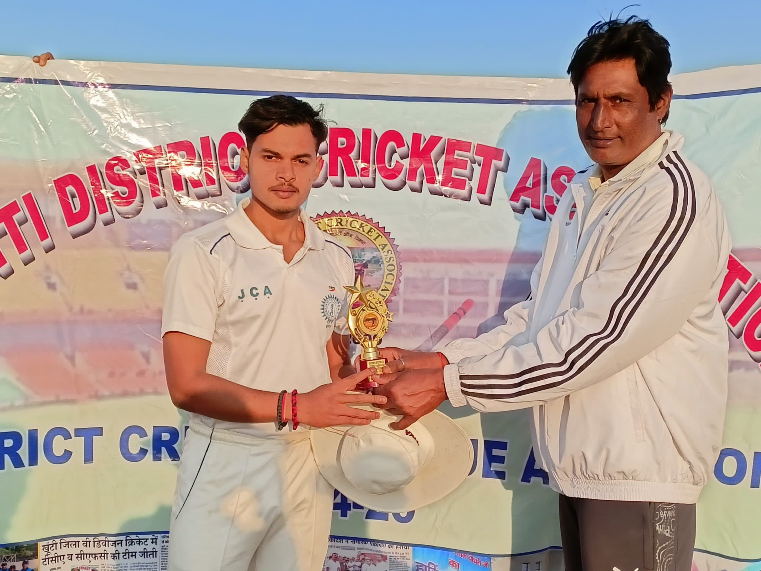 जेसीए अड़की दो विकेट से विजयी