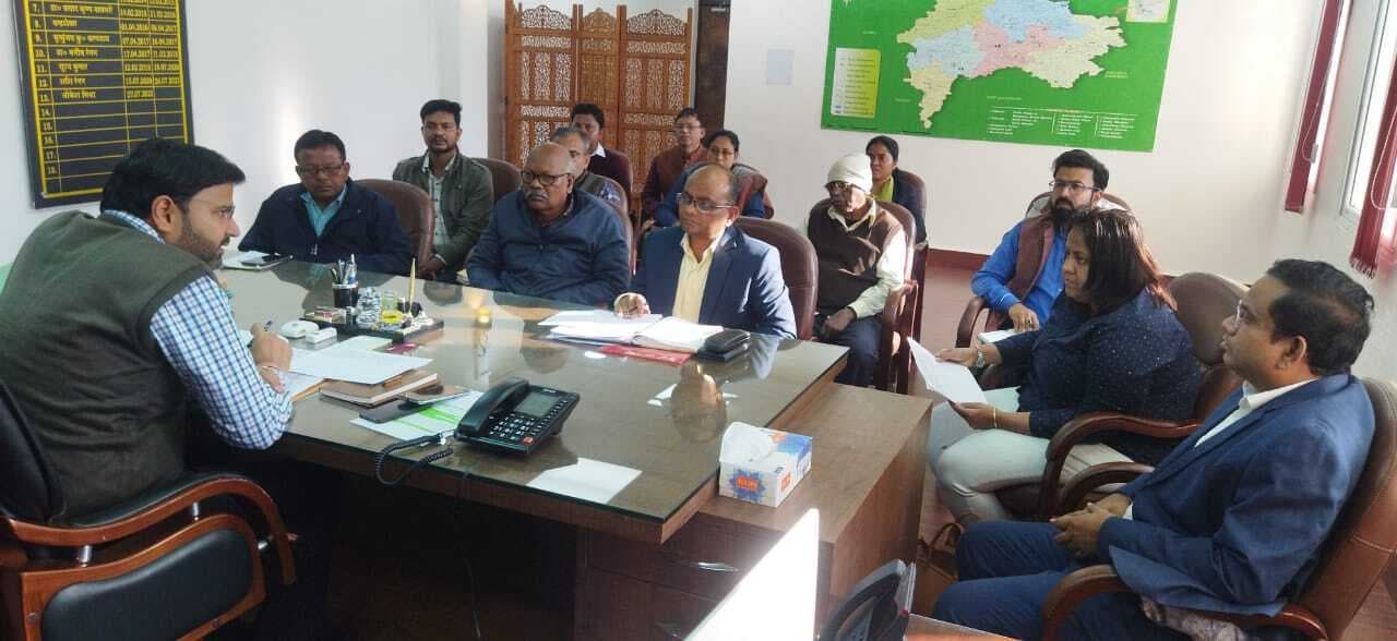 योग्य किसानों को फसल बीमा का लाभ दें : उपायुक्त