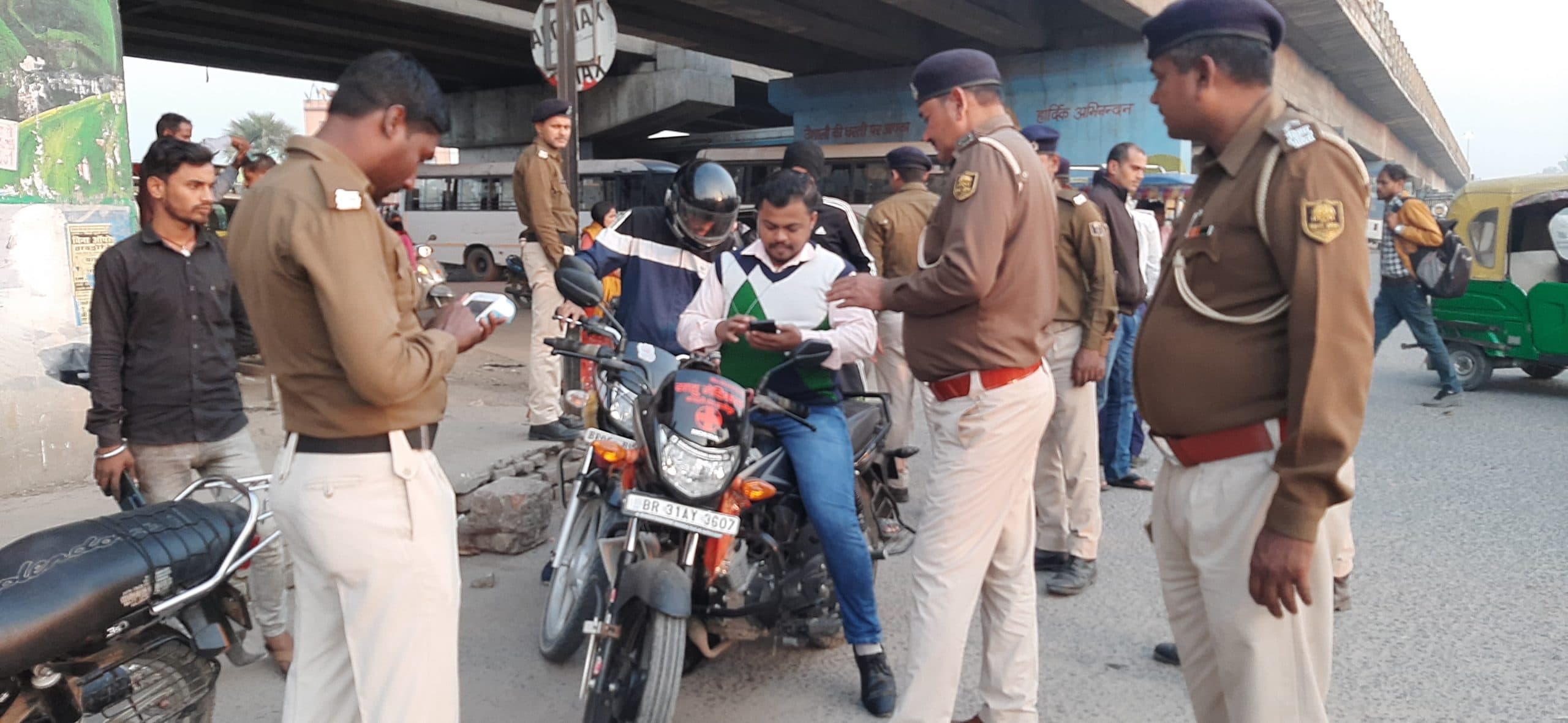 hajipur news. ट्रैफिक पुलिस ने बीते माह 1412 वाहन चालकों से वसूला 23 लाख 70 हजार रुपये जुर्माना