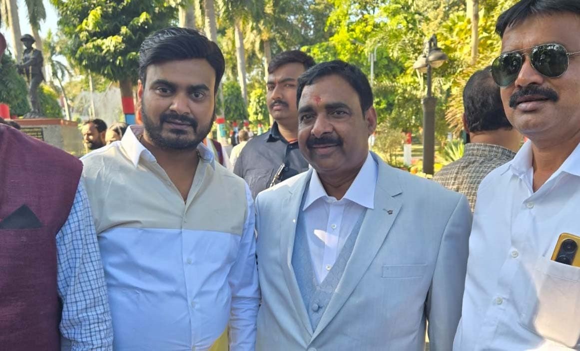 पंकज बिहारी ने मंत्री संजय यादव से मिलकर दी बधाई