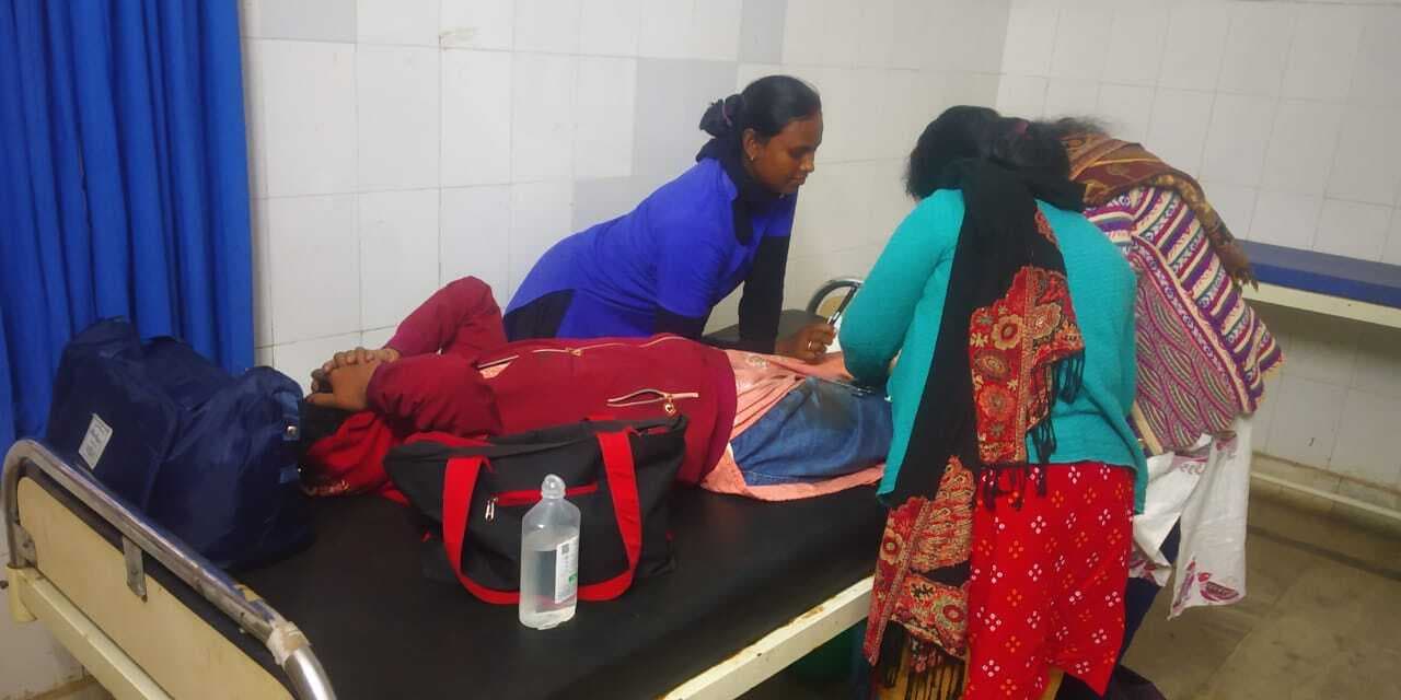 Accident : महेशबथान पुल के ऊपर से कार गिरी, बच्चा समेत दंपती जख्मी