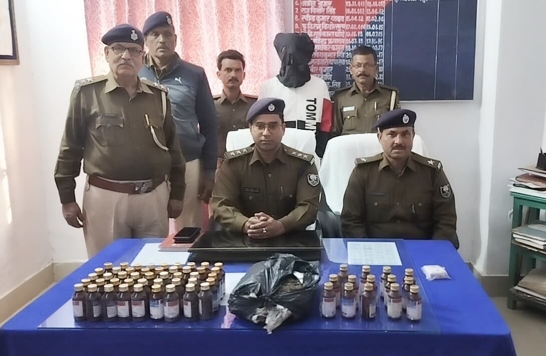 ढाई किलोग्राम गांजा व 492 पीस कोरेक्स बरामद