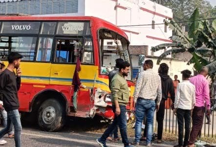 बस से टक्कर में कार सवार तीन घायल