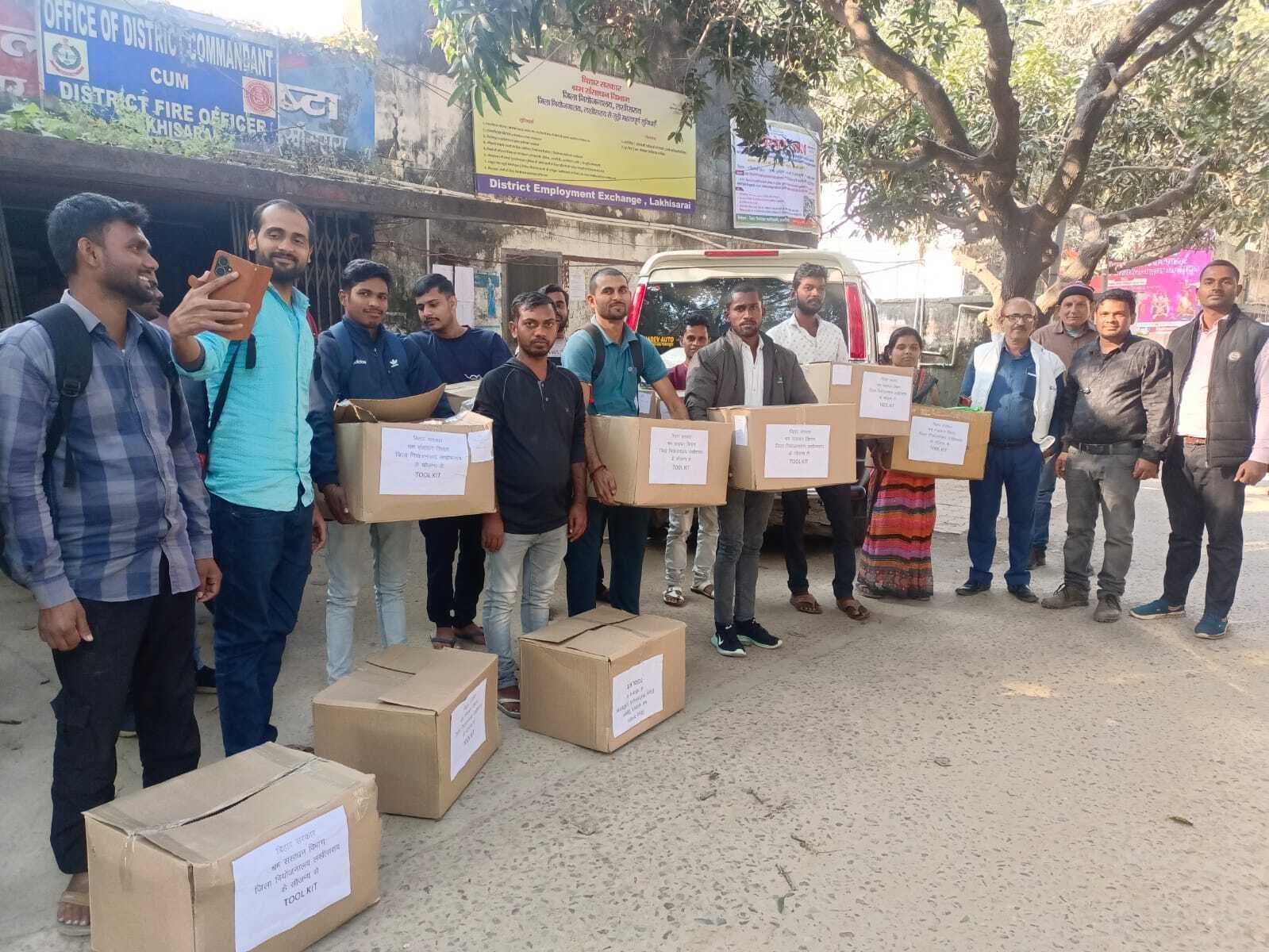 श्रमिकों को टूल किट तो शिक्षित बेरोजगारों को स्टडी किट कराया गया उपलब्ध