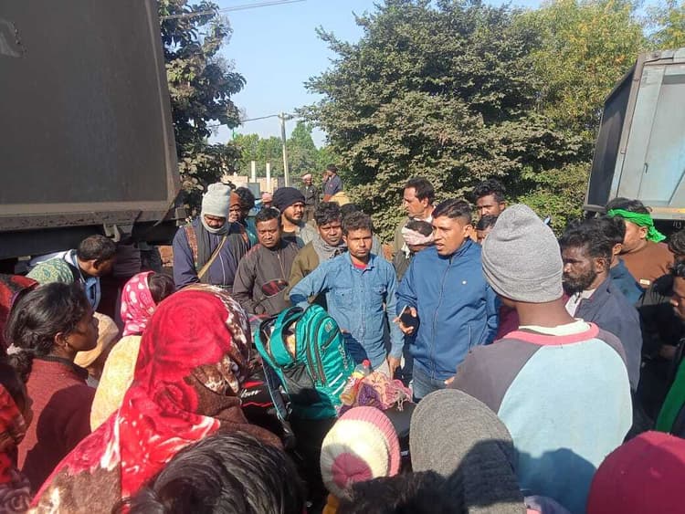 Accident : हाइवा से बाइक सवार दंपती बाल-बाल बचे, आक्रोश में चार घंटे सड़क जाम