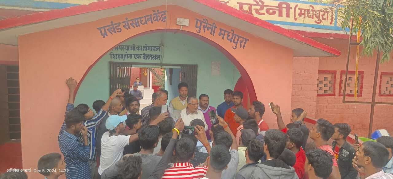 एडमिट कार्ड नहीं मिलने पर छात्रों ने किया हंगामा, शिक्षकों को बनाया बंधक