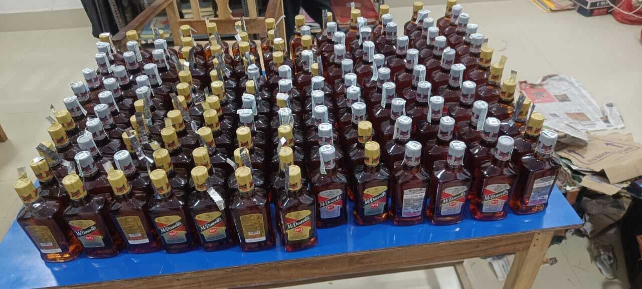 जुगाड़ गाड़ी से हजारों की शराब बरामद