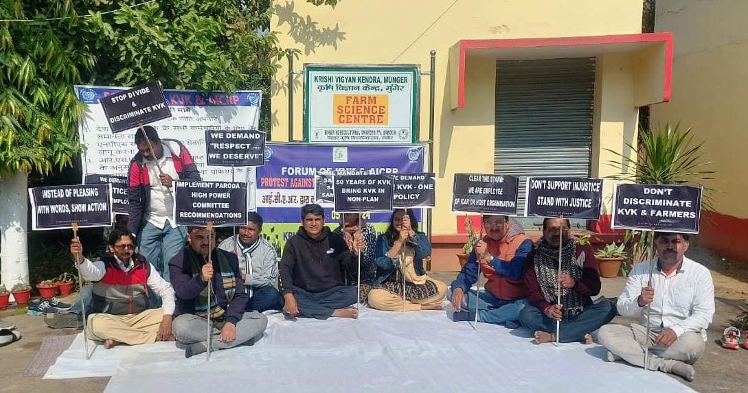 कलम बंद हड़ताल पर रहे कृषि विज्ञान केंद्र के वैज्ञानिक व कर्मचारी