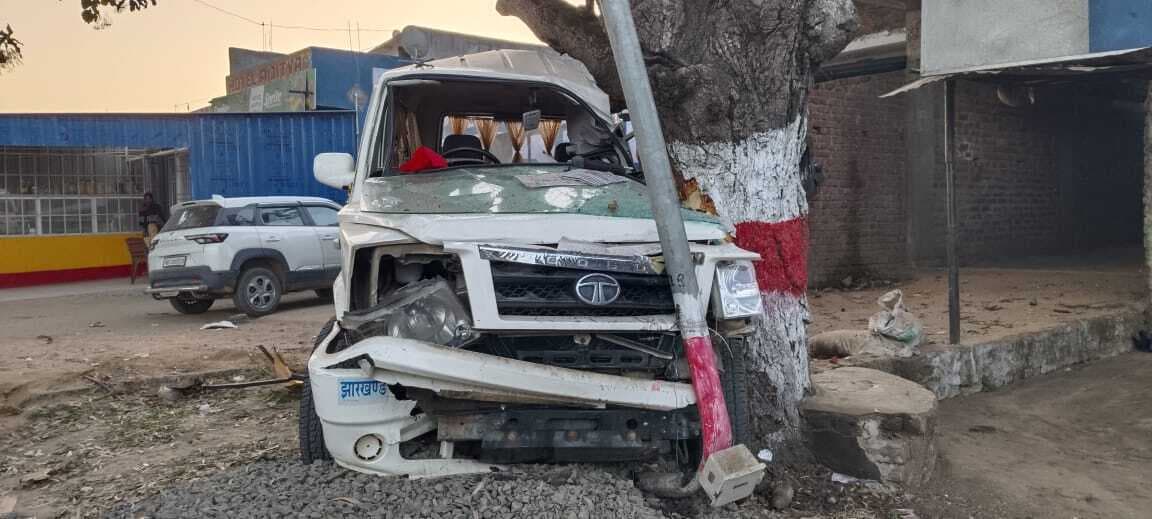 Deoghar News :मोहनपुर सीओ का सरकारी वाहन पेड़ से टकराया, कोई हताहत नहीं