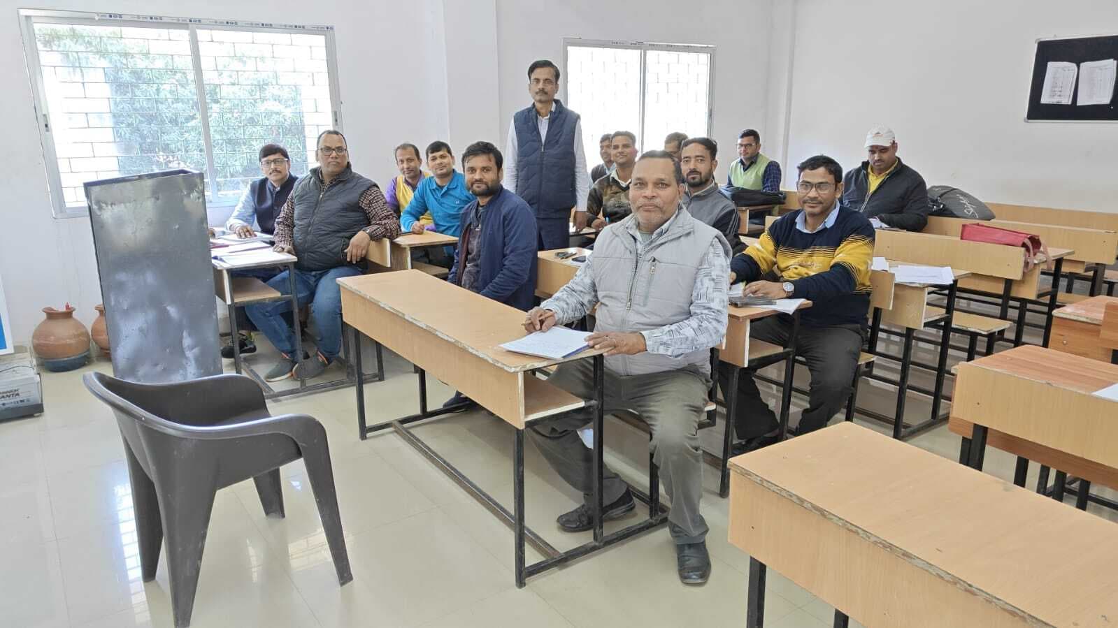 Deoghar News : प्री-बोर्ड परीक्षा का मॉडल प्रश्न पत्र तैयार करने में जुटे शिक्षक