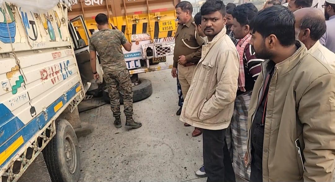 हाईवे पर दो वाहनों में टक्कर के बाद मछलियों की लूट