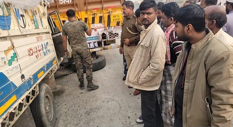 हाईवे पर दो वाहनों में टक्कर के बाद मछलियों की लूट