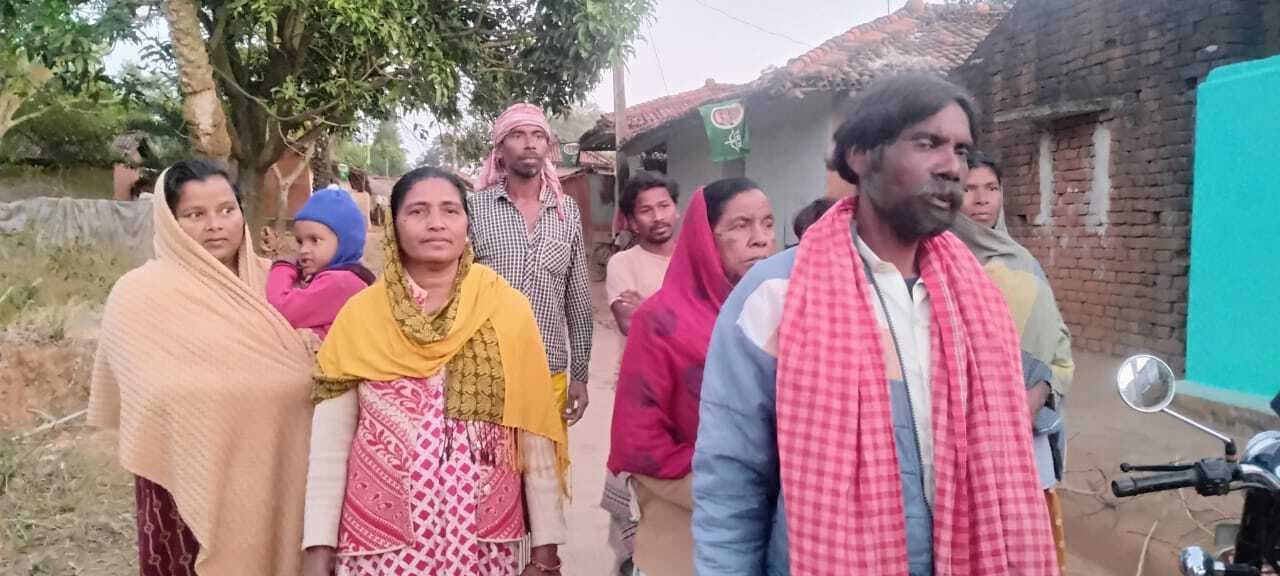 Deoghar news : जमुवासोल पत्थर खदान में ब्लास्टिंग से दर्जनों घरों में आयी दरारें, ग्रामीणों में रोष