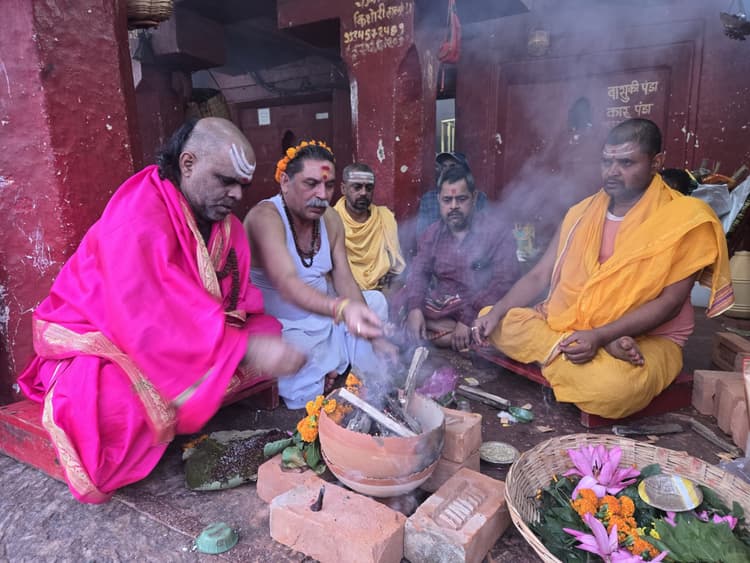 Deoghar News : काली मंदिर में खप्पड़ पूजा शुरू, सरदार पंडा ने की अग्नि प्रज्वलित