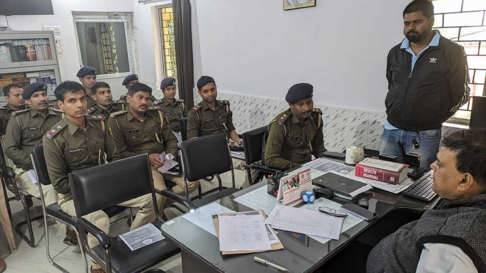 डीएलएसए के सचिव ने थानाध्यक्षों के साथ की बैठक