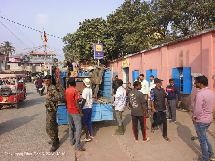 ठाकुरगंज शहर में नपं ने चलाया अतिक्रमण अभियान