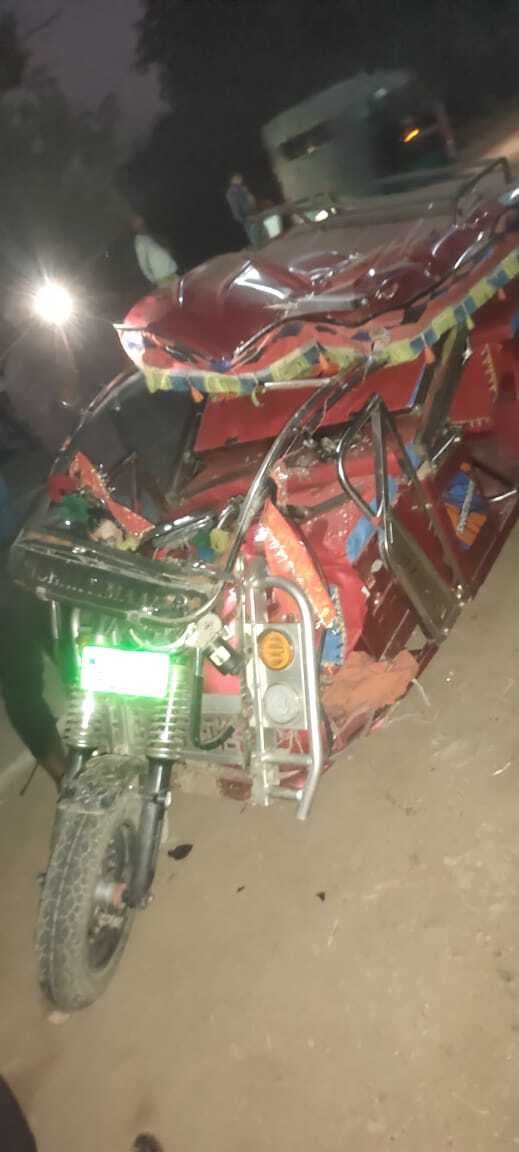 ट्रक के टक्कर से टोटो क्षतिग्रस्त, टोटो चालक जख्मी