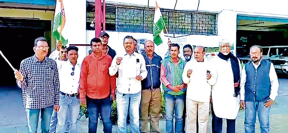 स्कूल के टाइम पर भारी वाहनों के परिचालन पर रोक लगाने के लिए डीएम को ज्ञापन