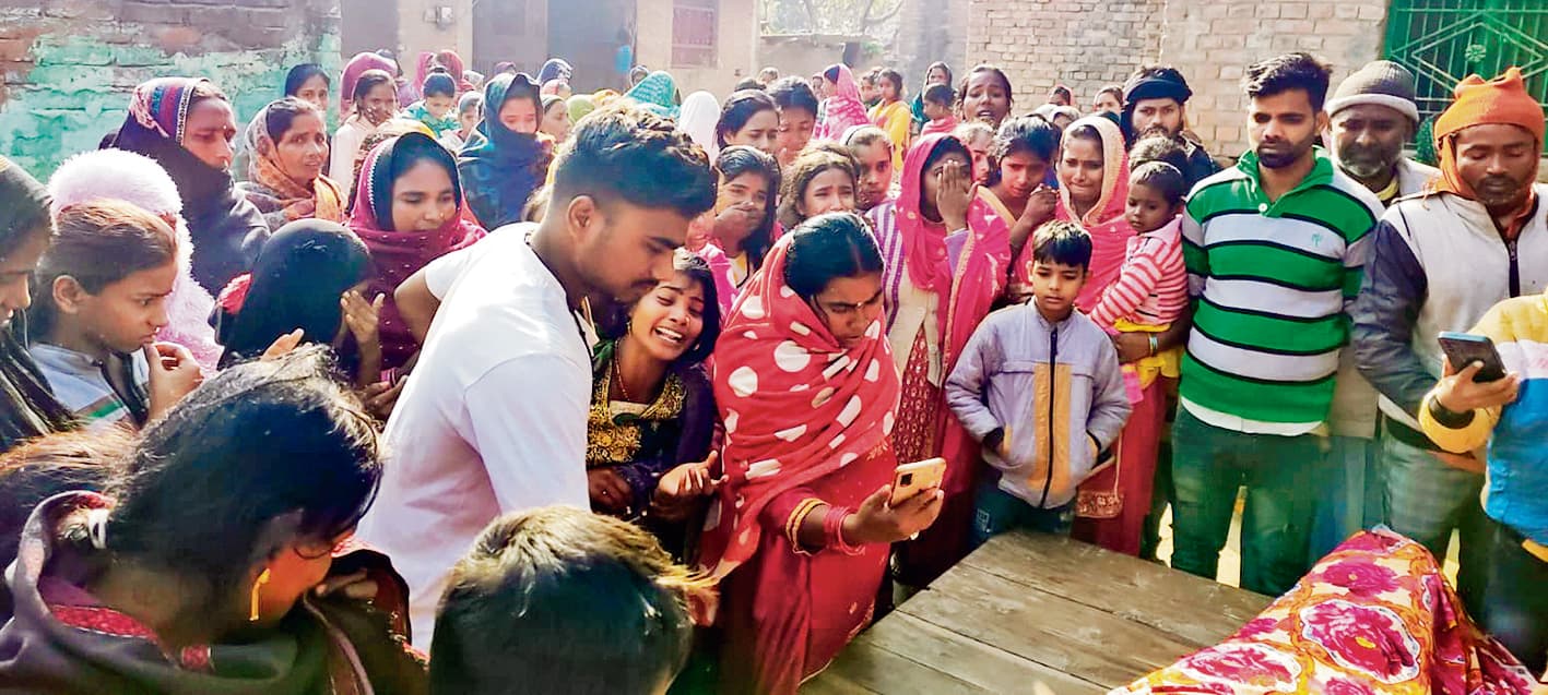 Siwan News : जगदीशपुर में पेड़ से लटका मिला युवक का शव, हत्या का आरोप