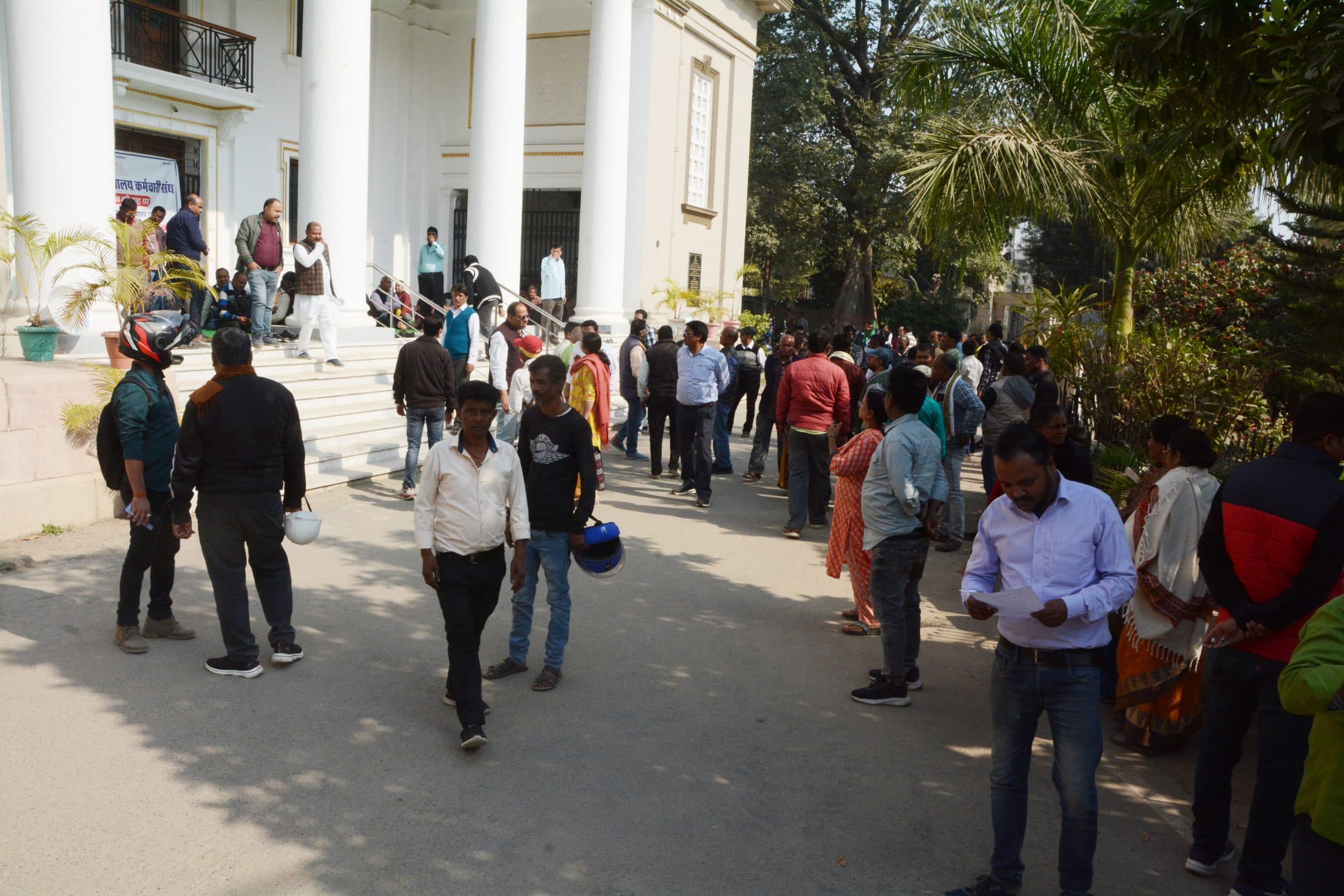 Patna University : कर्मचारी हड़ताल पर, अधिकारी बैठे रहे कुलपति आवास पर