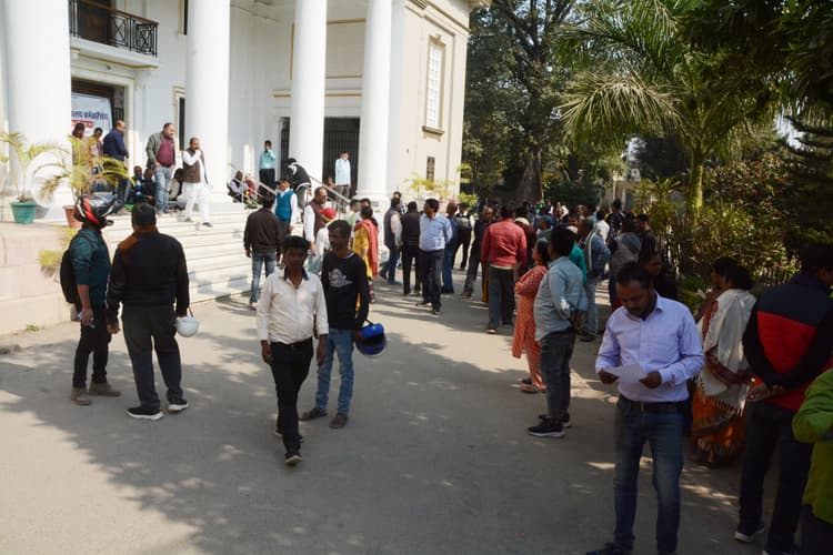 Patna University : कर्मचारी हड़ताल पर, अधिकारी बैठे रहे कुलपति आवास पर