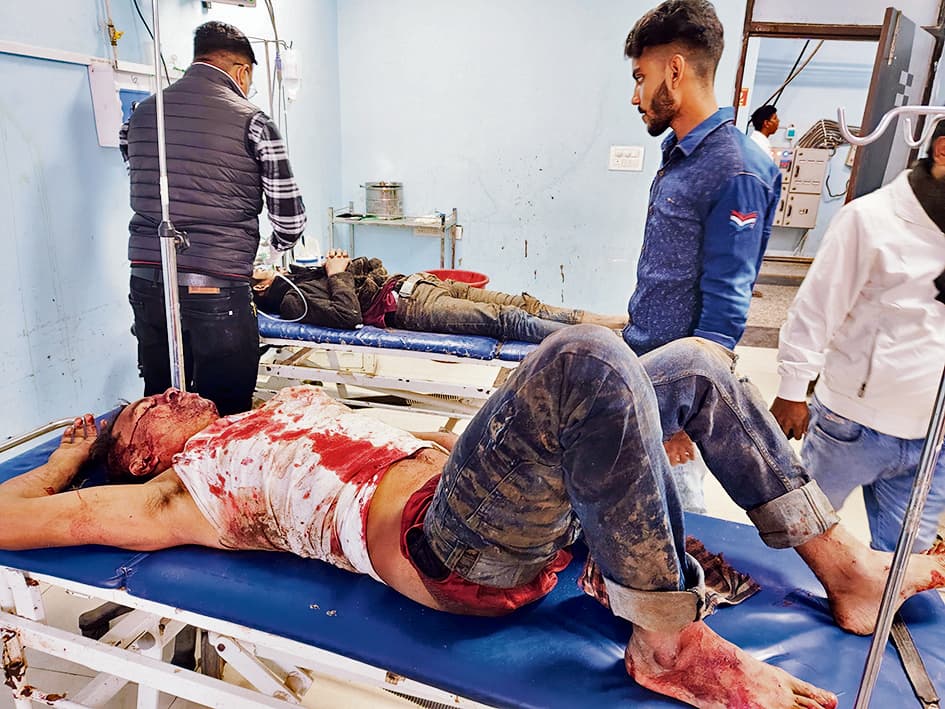 अज्ञात वाहन के धक्के से बाइक सवार जीजा-साला जख्मी