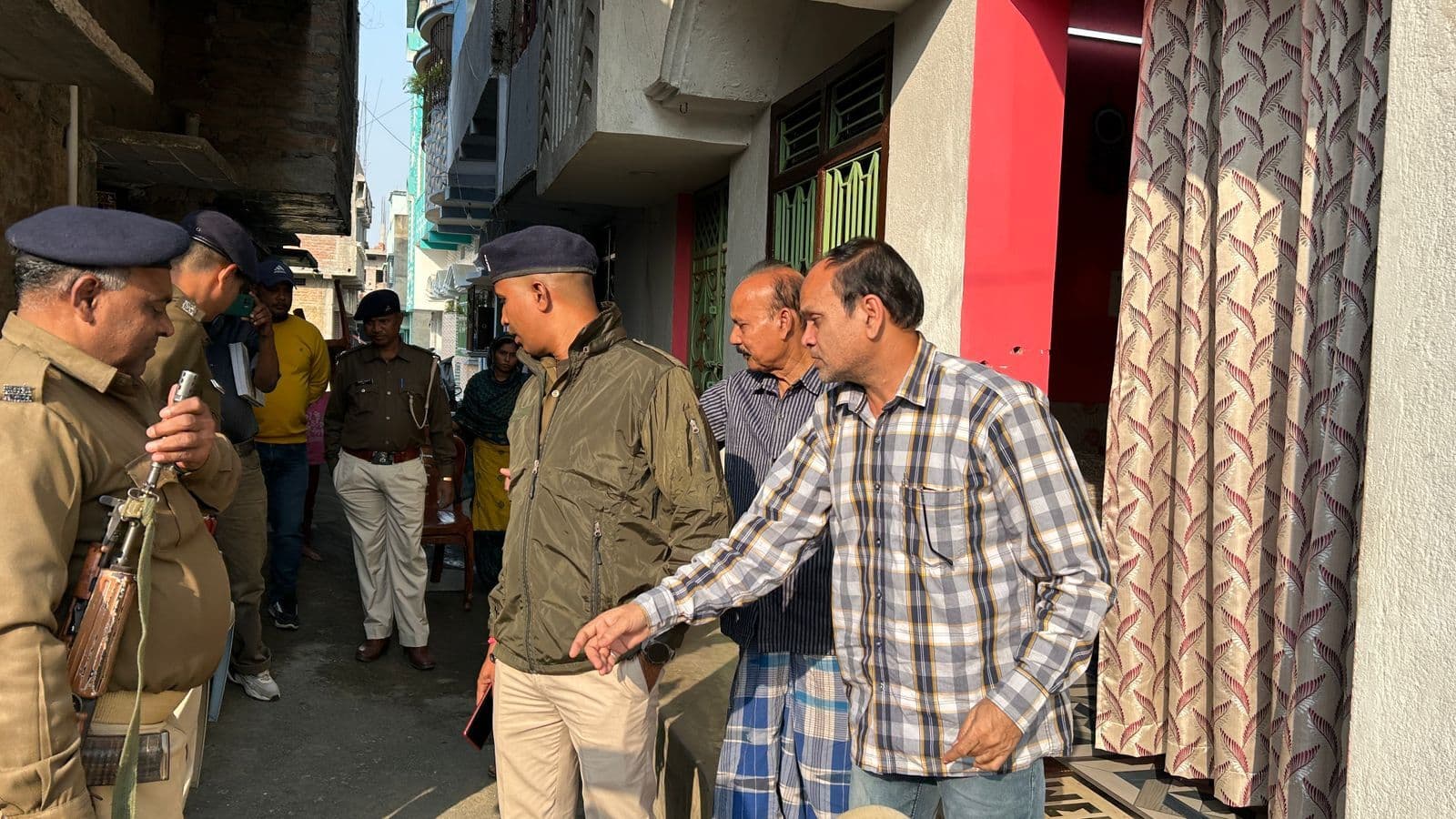 अलीनगर में घर के सामने बम फोड़ा, दहशत में लोग