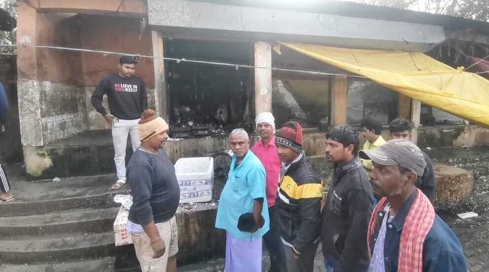मानगो: तीन दुकान में लगी आग, रुपये समेत मछली भी जले