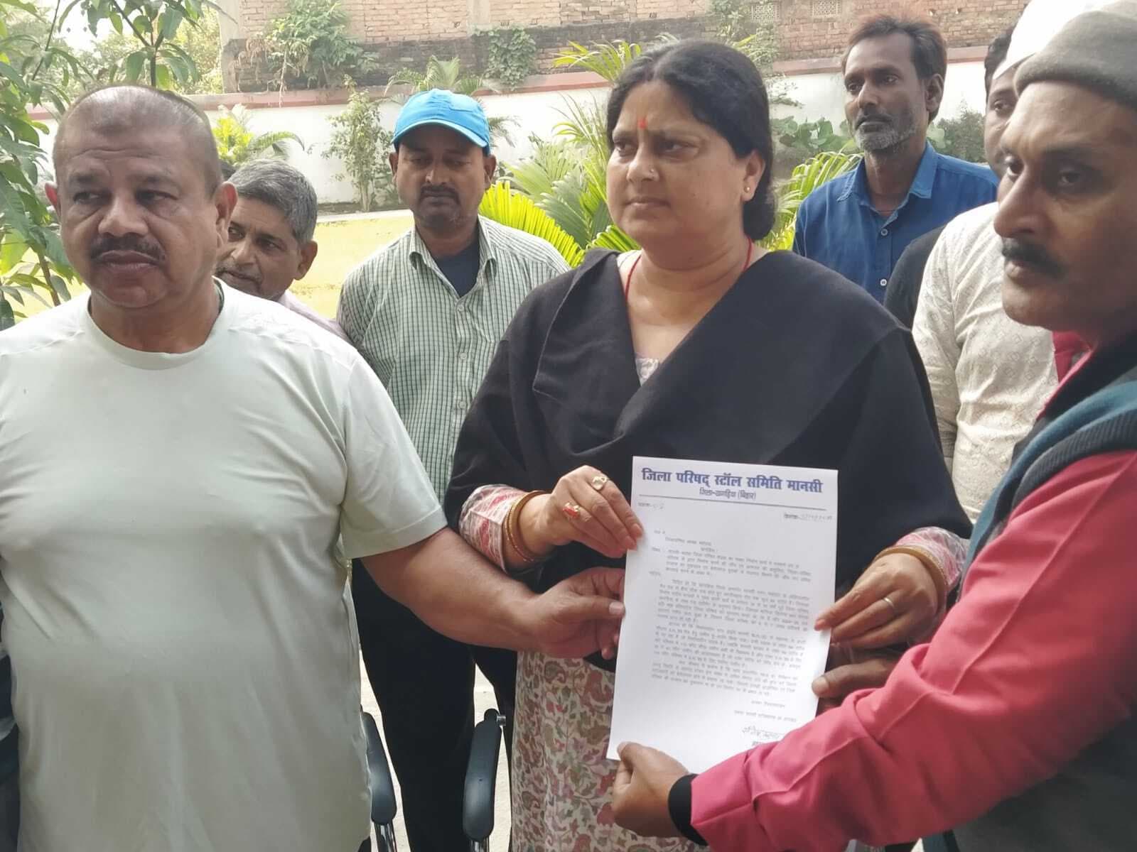 मानसी के चौसठ दुकानदारों ने जिप अध्यक्ष को सौंपा ज्ञापन