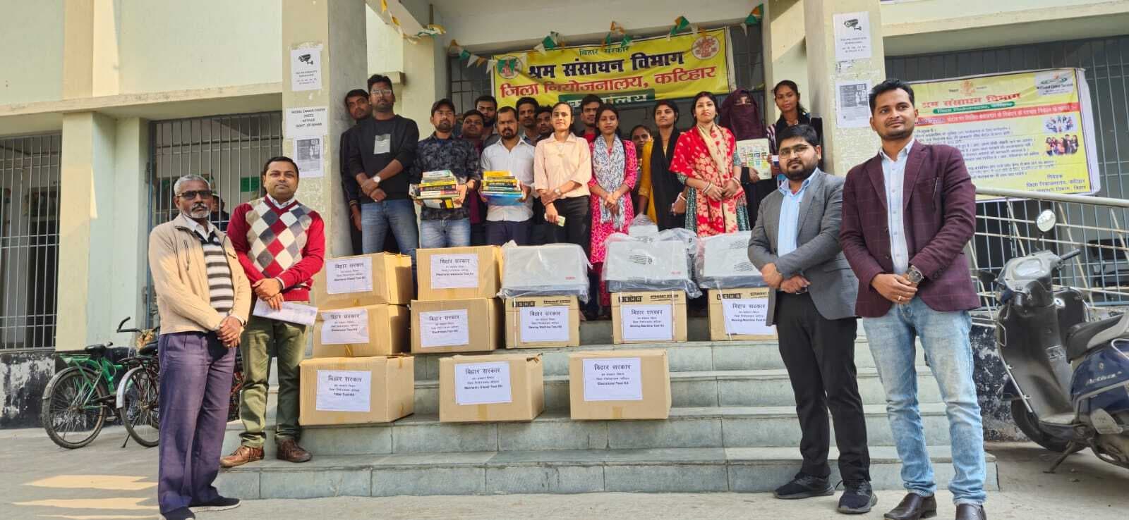 katihar news : कार्यक्रम में 62 लाभुकों को मिला टूल किट व स्टडी किट