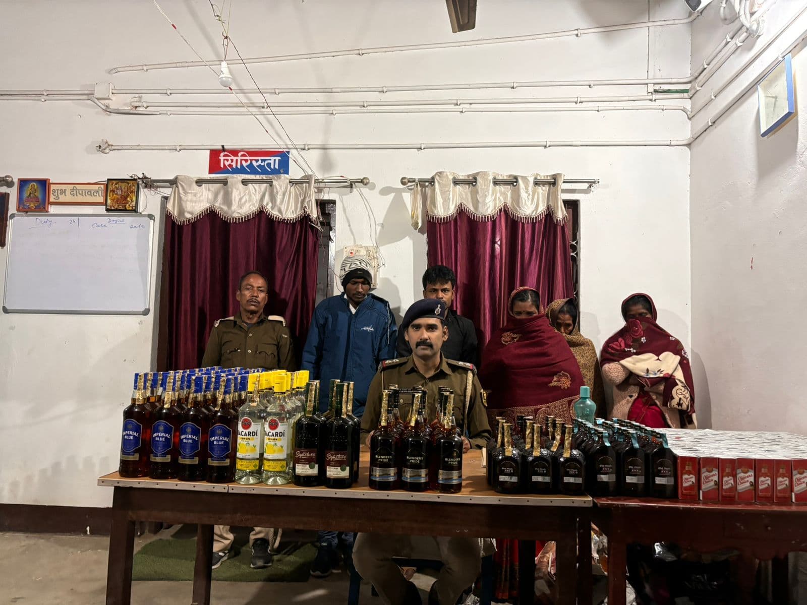 Katihar news : 110 लीटर विदेशी शराब जब्त, तीन महिला समेत पांच तस्कर गिरफ्तार