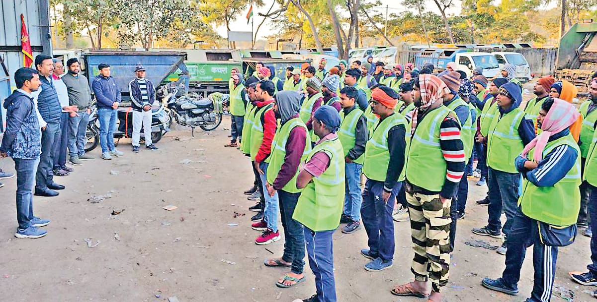 Ranchi news : रांची के 14 वार्डों में स्वच्छता कॉरपोरेशन ने संभाली सफाई व्यवस्था