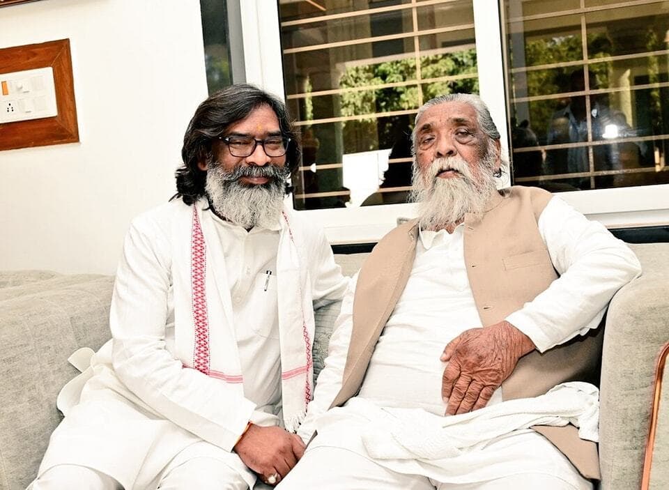 POlitical News : शिबू सोरेन से मिले हेमंत समेत झामुमो के सभी मंत्री, लिया आशीर्वाद