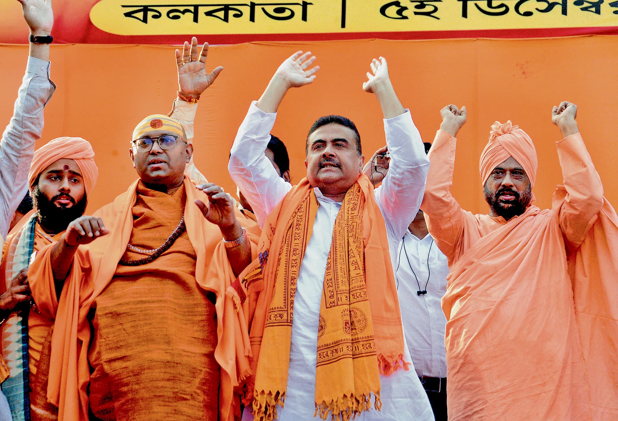 बांग्लादेश में हिंदुओं पर अत्याचार के खिलाफ सनातनी एकता मंच का प्रदर्शन, बड़ी संख्या में जुटे साधु-संत