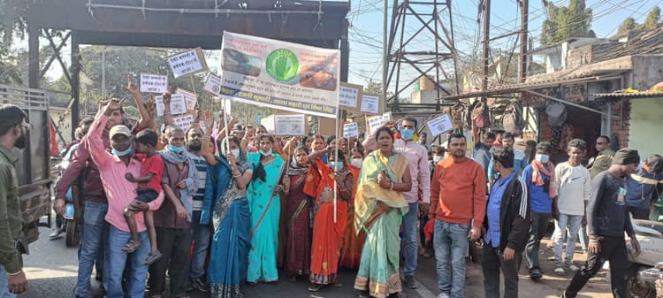 dhanbad news : प्रदूषण के खिलाफ लोयाबाद में ग्रामीणों का पैदल मार्च