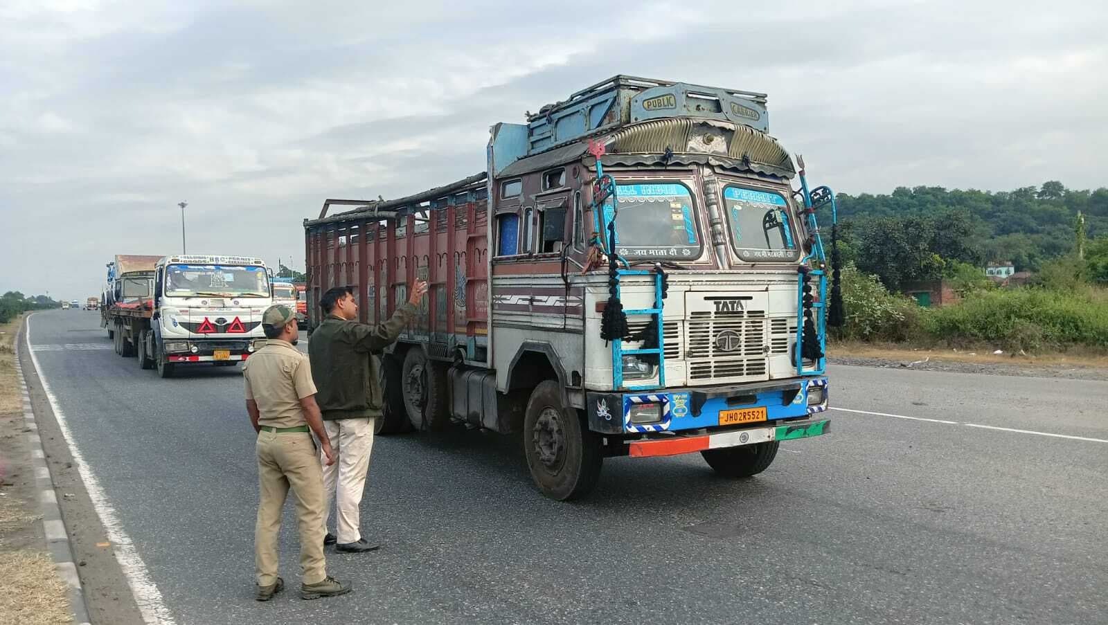 Dhanbad news : आठवें दिन भी जारी रहा आलू लदे ट्रकों पर रोक, उत्तर प्रदेश के आलू से राहत