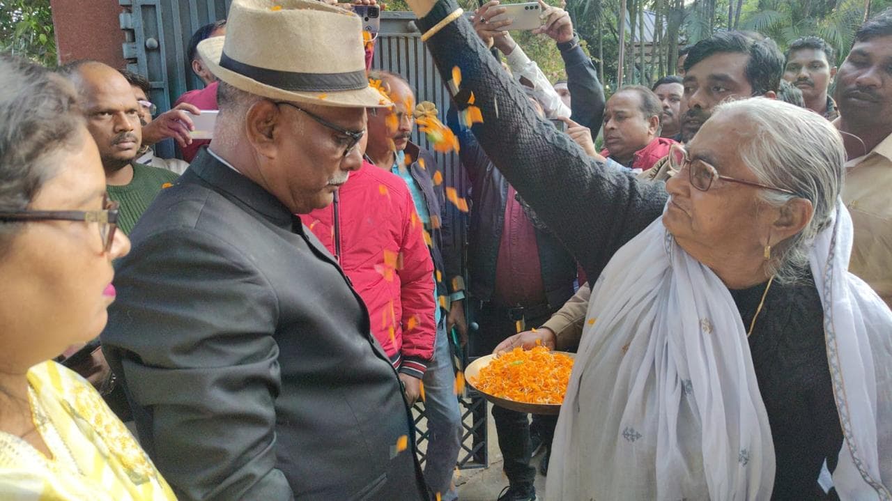 BOKARO NEWS : राजभवन जाने के पूर्व मां से लिया आशीर्वाद