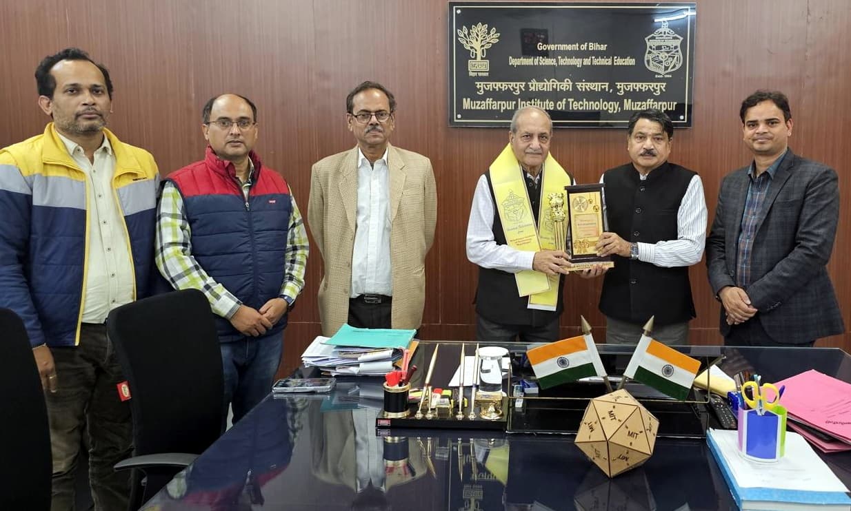 किसी भी देश की सरकार सभी को सरकारी नौकरी नहीं दे सकती