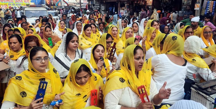 नगर कीर्तन में पंजाब का बैंड, यूपी की गतका पार्टी ने दिखाये हैरतअंगेज करतब