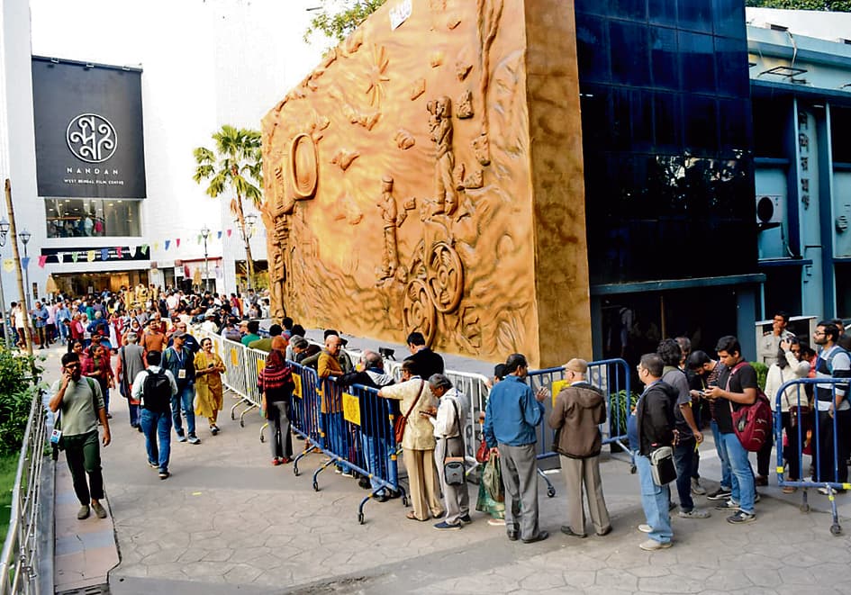 नंदन परिसर में फिल्म देखने को उमड़ी भीड़